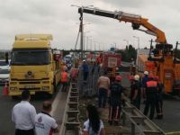 TEM'de demir yüklü TIR devrildi: 1 ölü