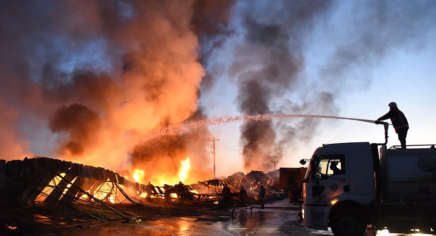 Mersin'de 18 depo küle döndü