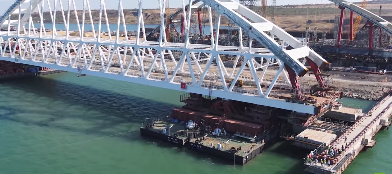 Kerç Köprüsü’nün 5 bin 500 ton ağırlığındaki arkı nakil için yolda Kerç Köprüsü’nün 5 bin 500 ton ağırlığındaki arkı nakil için yolda