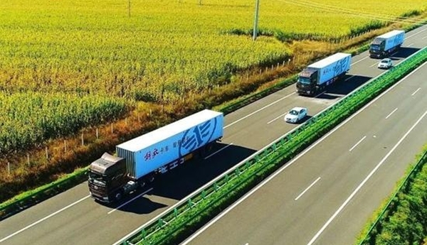 Çinliler, 40 ton yüklü akıllı kamyonlarla taşıdı