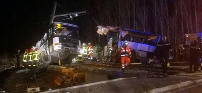 Trenle otobüs çarpıştı, 4 öğrenci hayatını kaybetti