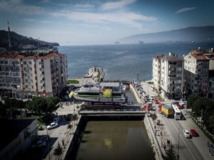 Gemiyi karadan yürüttüler!
