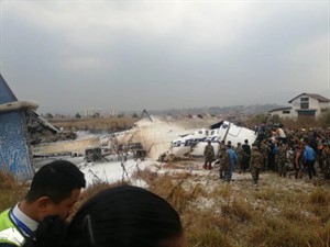 Nepal'de Bangladeş'e ait yolcu uçağı alevler içinde düştü