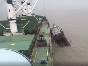 M/V DENSA TIGER gemisi Bangladeş'te çatıştı