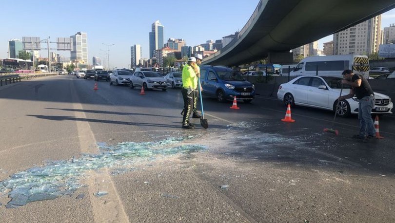 Dev camlar, kamyondan yola savruldu