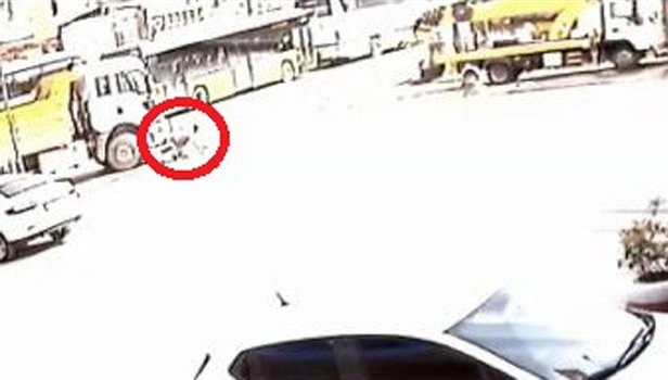 TIR sürücüsü kamyonun altında feci şekilde ezildi