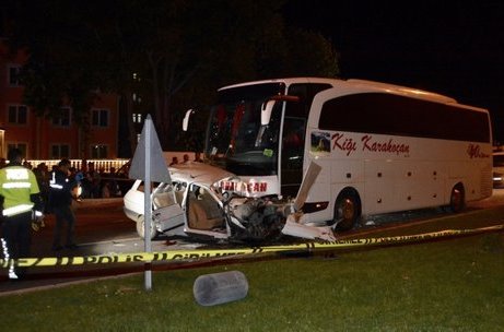 Yolcu otobüsü otomobile çarptı: 3 ölü
