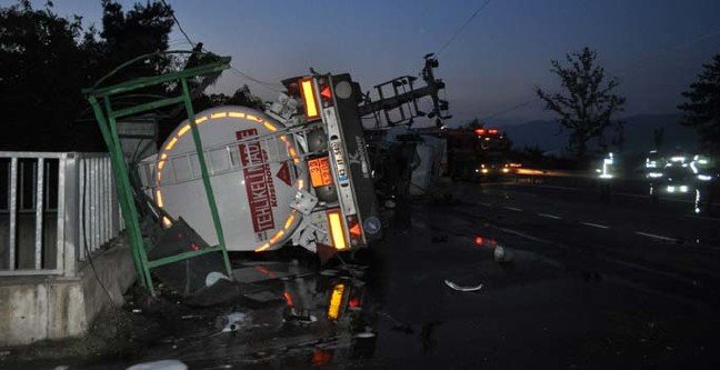 Akaryakıt tankeri, arı taşıyan kamyonetle çarpıştı