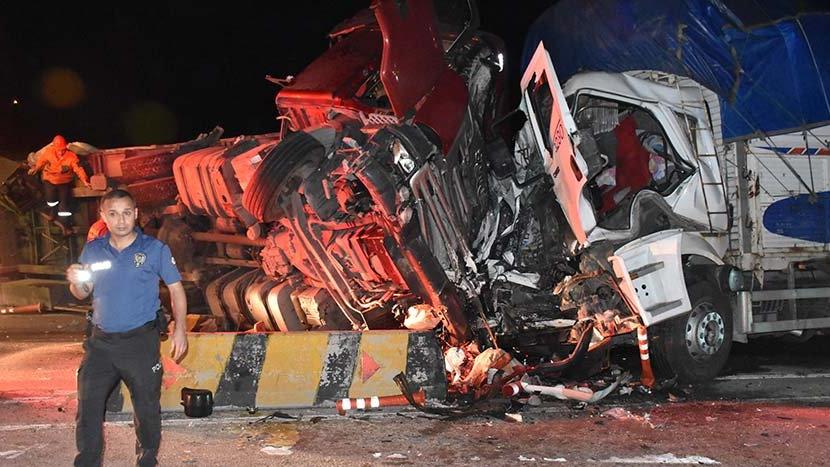 1 TIR, 1 kamyon, 1 minibüs birbirine girdi