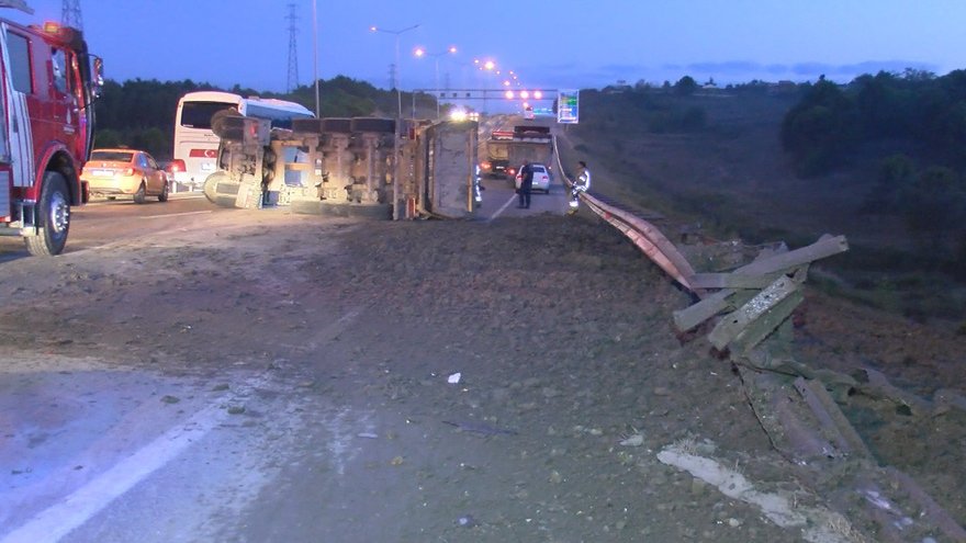 İstanbul Havalimanı yolunda kaza, yol trafiğe kapatıldı