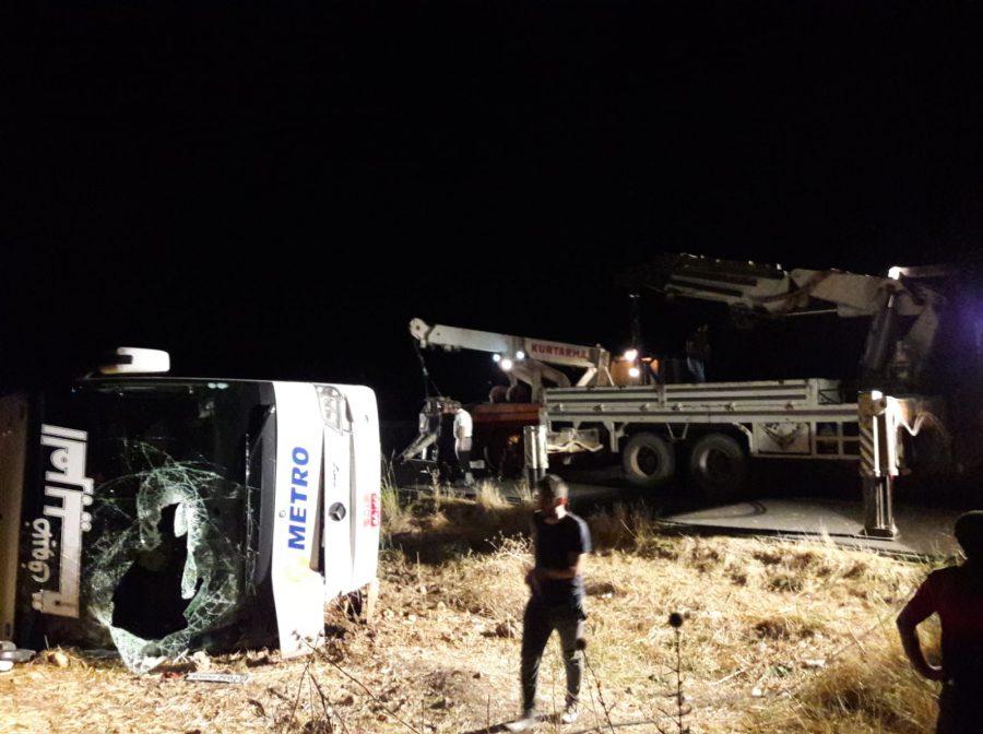 Nusaybin'de otobüs devrildi: 10 yaralı