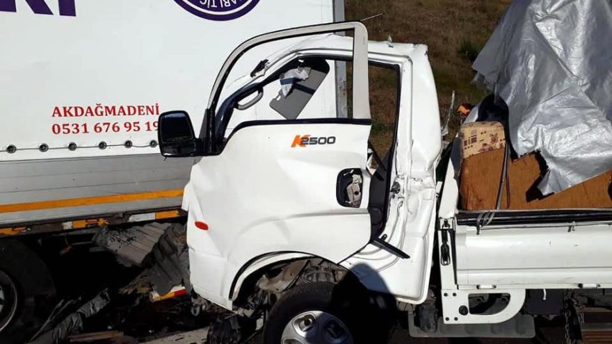 Park halindeki TIR’a çarptı: İki kişi hayatını kaybetti