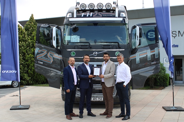 25.yıl özel konseptli Volvo FH16 sahibini buldu