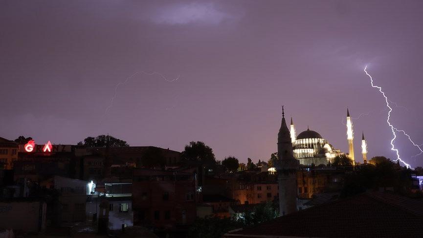 Ağaçlar devrildi, çatılar uçtu, onlarca trafik kazası var