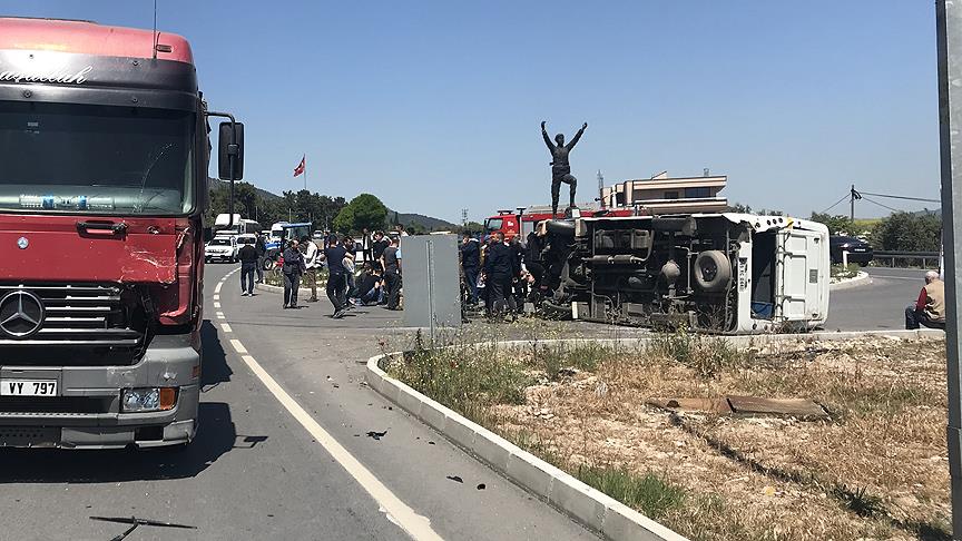 Asker taşıyan minibüs TIR'la çarpıştı: 1 asker şehit