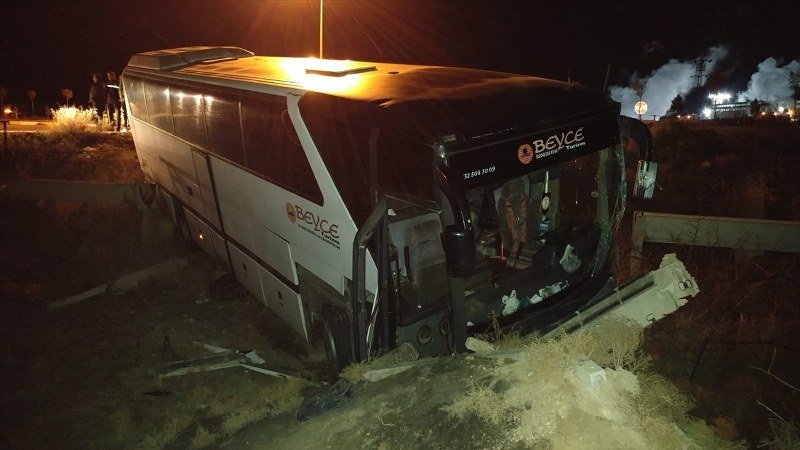 Bursaspor taraftarlarını taşıyan otobüs ile TIR çarpıştı