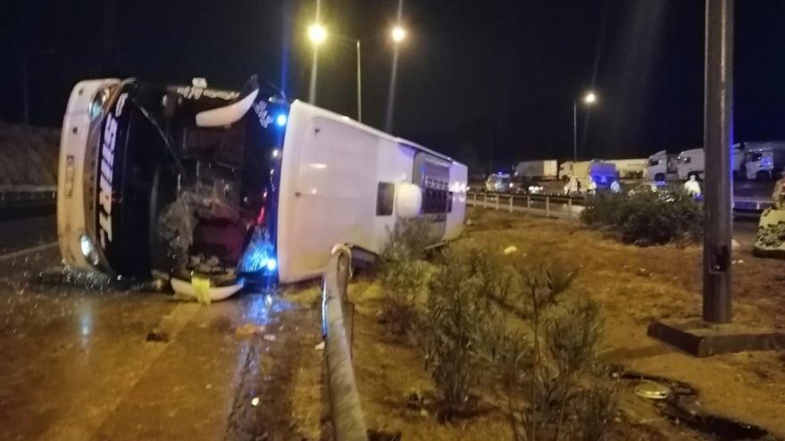 Yolcu otobüsü kaygan yolda devrildi: 12 yaralı