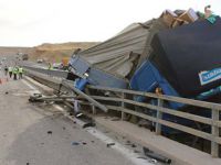 TIR devrildi: 1 ölü, 1 yaralı