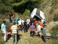 Otobüs uçuruma yuvarlandı: Ölü ve yaralılar var