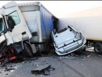 Kamyon ve minibüs çarpıştı: 5 ölü, 3 yaralı