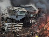 Yük treni raydan çıktı, vagonlar alev aldı!