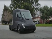 Tesla Semi'lerin ilk görevi, Gigafactory'de üretilen pilleri taşımak