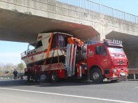 Çekicideki tekne üst geçide sığmadı