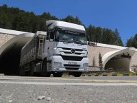 Ilgaz Tüneli kamyoncuya nefes aldırdı