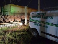 Tren demiryolu işçilerine çarptı