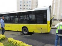 Yol çöktü, otobüsün tekerleği çukura düştü