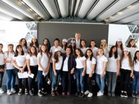 Mercedes-Benz Türk, her yıl 1.200 öğrenciyi “Yıldız Kız” yapıyor