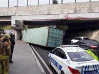 Florya'da TIR üst geçide çarptı!