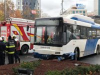 Belediye otobüsü yayaların arasına daldı