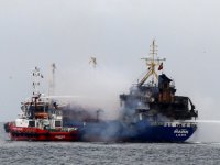 Pendik'te gemi alev alev yandı