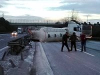 TEM’de deterjan yüklü tanker devrildi: İki şerit kapalı