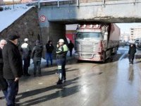 3 metre uyarısını görmedi köprüye sıkıştı
