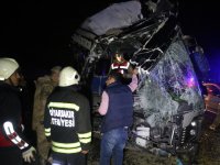Yolcu otobüsü kamyonla çarpıştı:Ölü ve yaralılar var