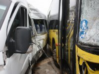 Otobüs ile servis minibüsü çarpıştı: Çok sayıda yaralı var