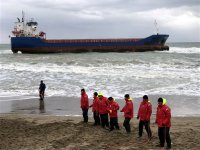 Kuruyük gemisi Kocaeli'de karaya oturdu