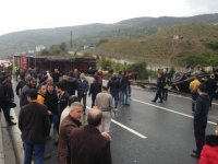 Kocaeli'de TIR devrildi, İstanbul yönü kapalı