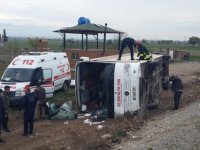 Öğrencileri taşıyan tur otobüsü devrildi