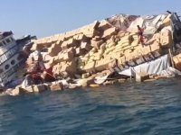 Yük gemisi battı, yüzlerce koli denize saçıldı