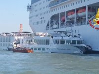Dev cruise limana daldı, yolcu gemisine çarptı