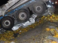 Kamyon otomobili ezdi, şarampole uçtu