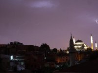 Ağaçlar devrildi, çatılar uçtu, onlarca trafik kazası var