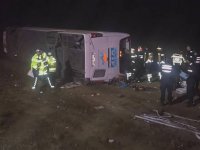 Yolcu otobüsü şarampole uçtu:1 ölü, 37 yaralı