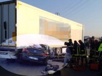 TIR'ın altında feci şekilde can verdiler