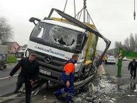 TEM’de çöp kamyonu devrildi, yol kapandı