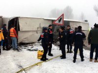 Yolcu otobüsü devrildi! Çok sayıda yaralı var
