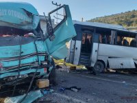 Korkunç kaza: Servis aracı ile kamyon çarpıştı